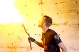 国内早年民间玩腻的喷火术，国外开始风靡，玉米淀粉和奶精就可以