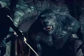 黑夜传说4：瑟琳娜完全不是巨型狼人的对手 被一掌拍出老远视频封面