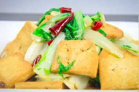 厨师长教你“小白菜煎豆腐”的做法，家常健康美食，不担心吃胖视频封面