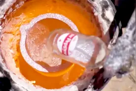 老外把玻璃瓶放在煅烧炉中燃烧，你猜：玻璃瓶子能回炉重造吗？视频封面