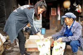 老人带着孙子住山洞，收到好心网友寄来的东西，老人感动流泪视频封面