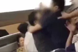 男子嫌孩子哭闹太吵大闹动车 出站被孩子家人群殴图片