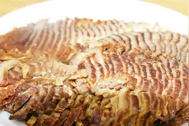 川菜大厨教你做五香卤牛肉，附带川式卤水的做法，多年秘方全公开视频封面