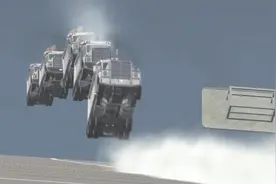 卡车车队首尾相连一起出发飞跃障碍物 真实车祸模拟游戏