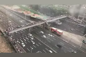 深圳雨后现“最堵天桥”：20分钟通过视频封面