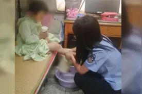 5岁小女孩出门忘穿鞋找外婆迷路被送派出所 派出所上演暖心一幕！视频封面