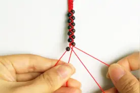 4分钟教你编织出一款精美的串珠红绳手链，详细的编绳教程视频封面