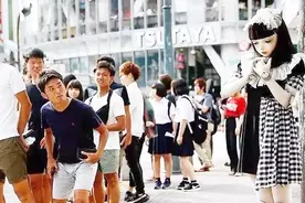 日本街头惊现真人“芭比娃娃”路人纷纷远离躲避，直呼见鬼了视频封面