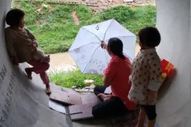 母亲带2女流浪住管道，靠工人送饭生活视频封面