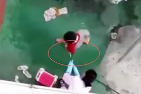 气愤！幼童拉裤子 幼儿园老师直接用冷水管冲洗 刷子刷身体并打骂视频封面