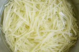 土豆丝这样切，切得又细又快还不会伤手，秘诀其实很简单！视频封面