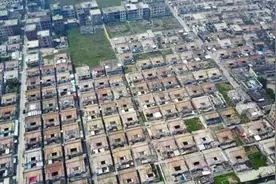 被誉为全国人口第一村：人口多达20余万人，是建设学校最多的农村视频封面