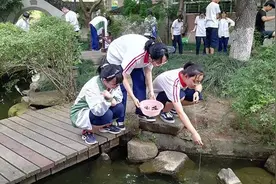 减压！杭州一中学组织学生比赛钓小龙虾视频封面