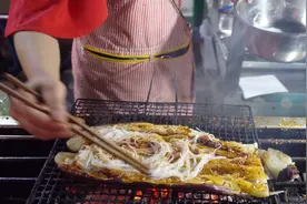 贵州夜市的特色烧茄子，一整个直接烤，15元一份！比肉还好吃