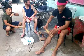看看泰拳手平常是怎么擀腿的！忍得住极致的酸爽才能使腿骨更坚硬视频封面