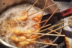 大街上卖的鸡排都是拿什么鸡肉做的？看完整个人都不好了视频封面