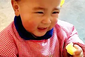 孩子吃东西呛到，妈咪做好这一件事，可以挽救自己孩子！视频封面