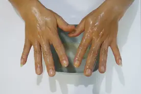 手部皮肤又黑又粗糙怎么办？不用愁，美容师教的妙招，赶紧试试吧视频封面