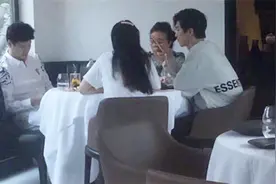 偶遇范冰冰及父母为范丞丞庆生聚餐 打扮低调朴素视频封面