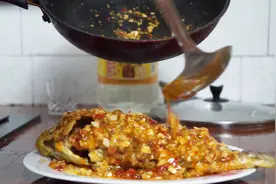 想吃鱼又不会做怎么办？农村小哥教你做美味浇汁鱼，方法如此简单