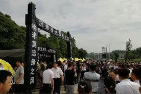 河南女教师护学生被撞身亡 4000多人参加追悼会送她最后一程图片