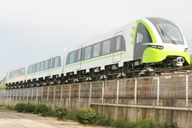 我国首列设计时速160公里的商用磁浮列车下线，最大载客量达500人