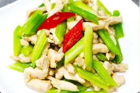 几根芹菜，三两鸡胸肉，经过厨师长这样巧妙搭配，营养美味又爽口视频封面