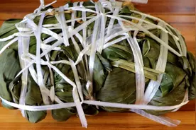 把整只鸡包进粽子里，开锅后一股鸡肉味的糯米香，真让我流口水了