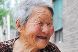 100岁老人给儿子做饭做家务，爱吃自制咸菜，像7旬老人一样健康视频封面