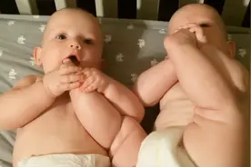 宝宝多大才能坐立、爬行？过早坐立影响脊椎发育，家长注意视频封面