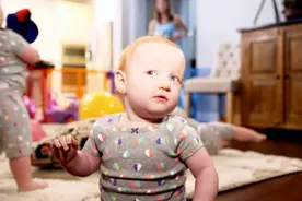 五胞胎老三有严重的先天性视力问题，父母正积极应对视频封面