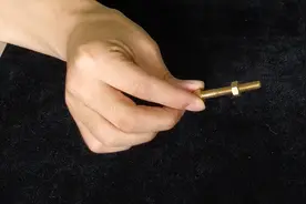 刘谦春晚魔术教学，为什么螺丝会自动打开，揭秘后我服了视频封面
