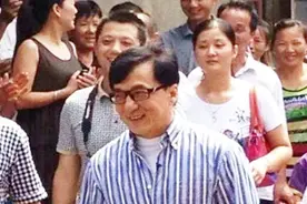 成龙回安徽芜湖老家认祖归宗，家里还有两个同父异母的哥哥！视频封面