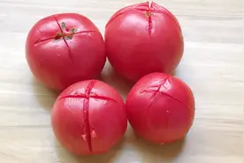 西红柿最快速去皮方法，不用开水烫，一把勺子就搞定，轻松简单视频封面
