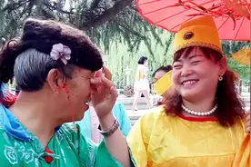 这两位男女是从哪个朝代穿越来的 太搞笑了