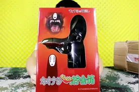 拆箱试玩《千与千寻》无脸男存钱罐，拆开发现有被拆过了的痕迹视频封面