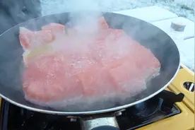 在挪威吃三文鱼好便宜，价格比猪肉还要低，我们到那天天吃三文鱼视频封面