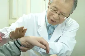 震颤麻痹的四大症状表现 快看看你有没有中招视频封面