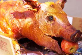 烤乳猪的嘴里为什么要放一个苹果？