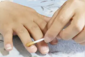 藿香正气水涂在指甲上，还有这么神奇的作用，不知道真是太可惜了视频封面