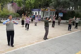 昆明街头遇到的跳广场舞的，各地跳的舞都不太一样！