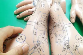 穴位养生堂：患有腰间盘突出可按摩脚部《腰椎反射区》缓解腰痛视频封面