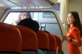 中国小伙在泰国坐飞机，实拍亚洲航空的泰国空姐，个个长相出众视频封面