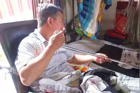 看看这位农村大哥的床，一层一层的，每层都有作用，用心良苦