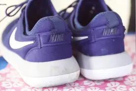 白鞋子脏了难洗怎么办？白鞋边顽固黑印怎么去？教你一招就搞定