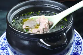 大厨教你做海带豆腐排骨汤，只要简单几步就好，清热爽口鲜得很！