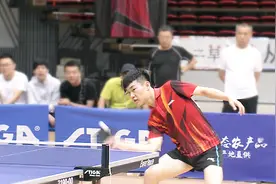 小伙削中反攻真漂亮，正手弧圈落点精准，与对手上演精彩攻削大战