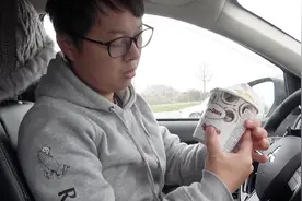 哈根达斯冰淇淋在国内一小罐就3,40块，而在国外那么大一罐才40多视频封面