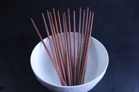 这才是最正确的筷子消毒方式！只需这样泡一泡，干净卫生不长细菌
