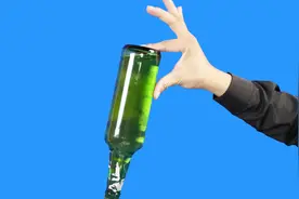 打赌技巧：教你如何用两个手指提啤酒，没有任何机关！视频封面